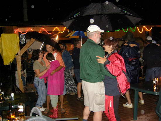 Tancovalo se s deštníkama